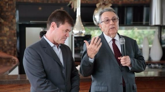 Presidente da Comissão da Pecuária de Corte da CNA, Antônio Pitangui de Salvo (à esquerda); e Presidente da CNA, João Martins