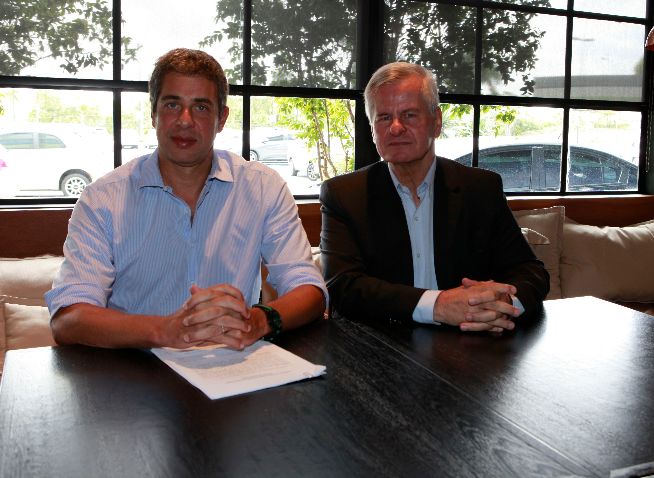 Fernando Queiroz (E) e José Roberto Pires Weber (D) firmaram parceria nesta quinta-feira em SP